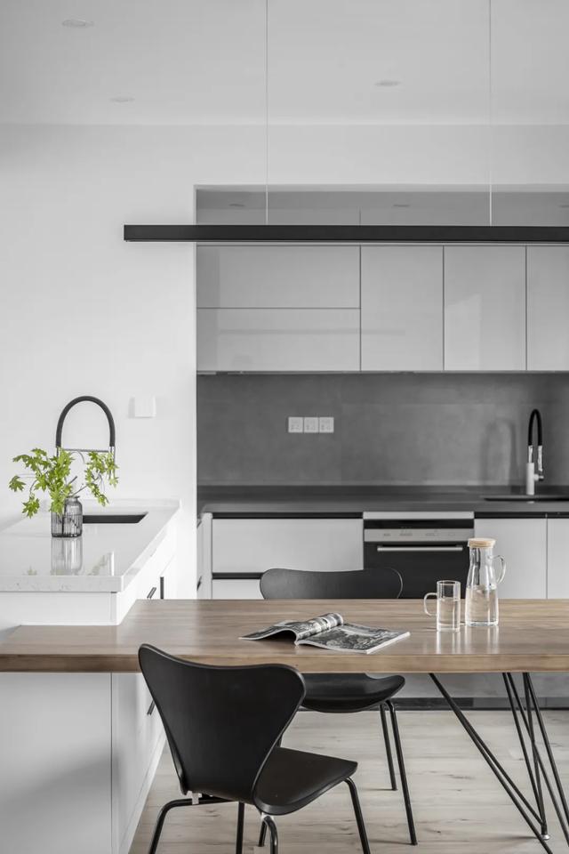 [裝修案例]117平米黑白灰的現(xiàn)代簡約風(fēng)格 開放式廚房設(shè)計(jì) 純凈舒適的時(shí)尚空間