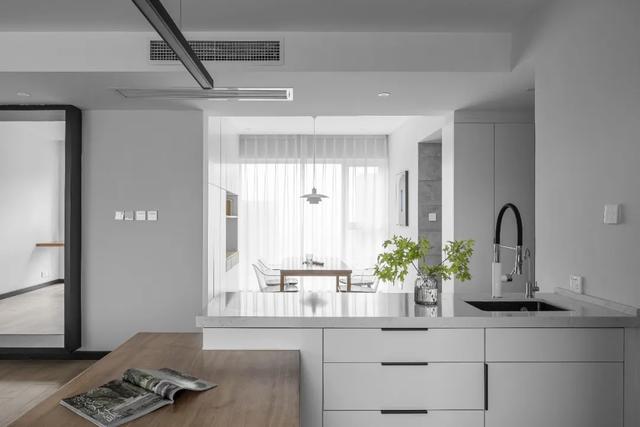 [裝修案例]117平米黑白灰的現(xiàn)代簡約風(fēng)格 開放式廚房設(shè)計(jì) 純凈舒適的時(shí)尚空間