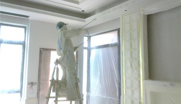 裝修施工：粉刷墻面是用滾輪粉刷還是用機(jī)器噴涂？哪種更好？